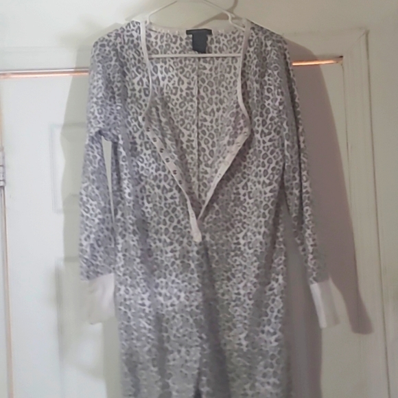 Grey cheetah pattern - Picture 1 of 2